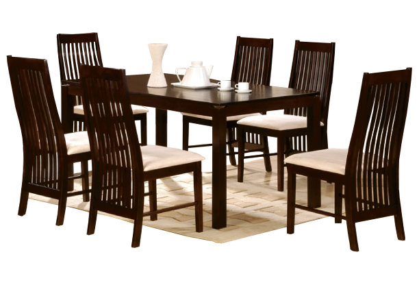 餐桌和椅子孤立在白色背景上。豪华和现代的餐桌设置不同的风格和大小。石材桌面，钢化玻璃，木制桌面和舒适的餐椅。图片下载