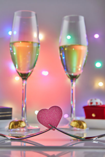 情人节浪漫生日晚餐，糖果、香槟与高雅餐桌图片下载