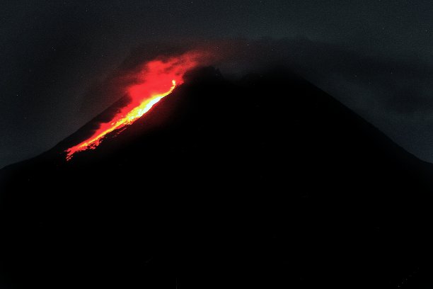 热熔岩从默拉皮火山喷涌而出。图片下载