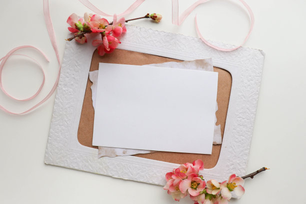 模型贺卡。春天的作文。盛开的杜鹃花枝和信封为文字。祝贺。邀请图片下载