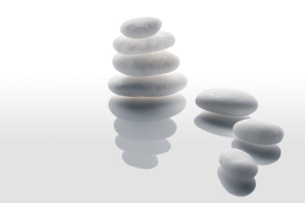 白色，半透明的石头在平衡-白色背景图片下载