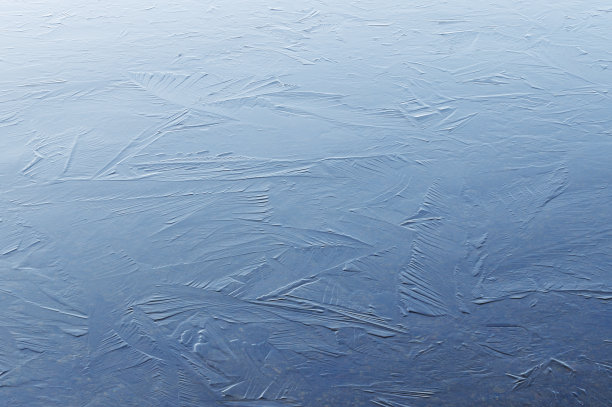 薄冰的海岸线背景。图片下载