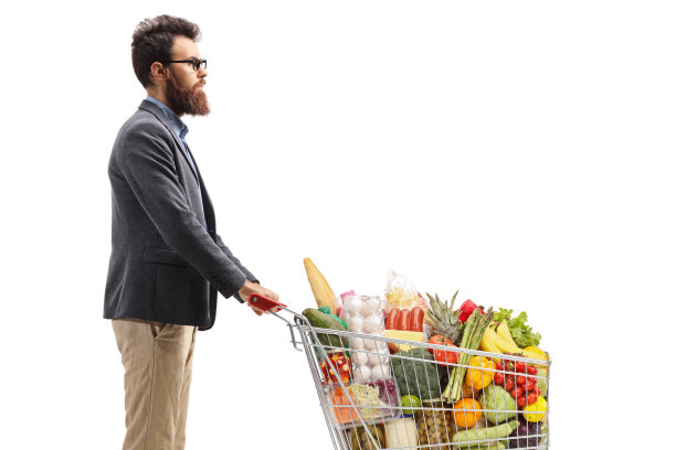 一个留着胡子的男人推着一辆装着食物的购物车图片下载