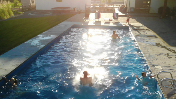 夏末有趣的游泳池，家庭和朋友活动跳跃，跳水，溅水组户外照片系列图片下载