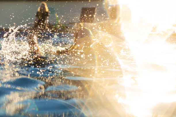 夏末有趣的游泳池，家庭和朋友活动跳跃，跳水，溅水组户外照片系列图片下载