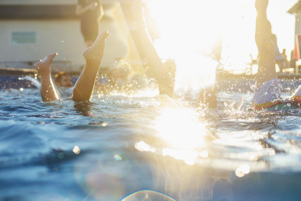 夏末有趣的游泳池，家庭和朋友活动跳跃，跳水，溅水组户外照片系列图片下载