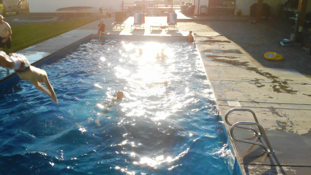 夏末有趣的游泳池，家庭和朋友活动跳跃，跳水，溅水组户外照片系列图片下载