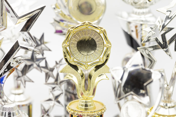 成功的概念与明亮的奖杯图片下载