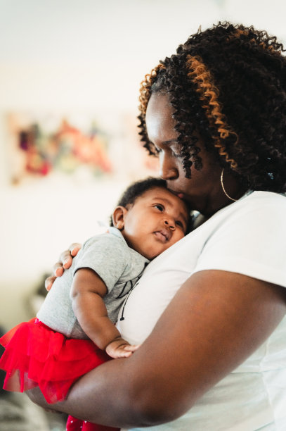 黑人母亲和新生儿在家里紧密联系在一起图片下载