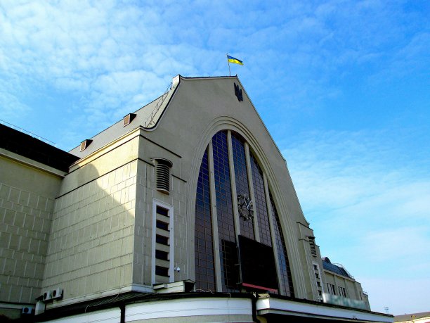 秋天的蓝天基辅-帕萨日尔斯基中央火车站正面与乌克兰国旗图片下载