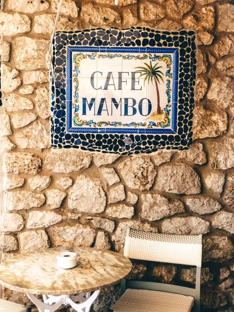 咖啡馆曼博伊比沙石墙桌子椅子库存照片图片下载