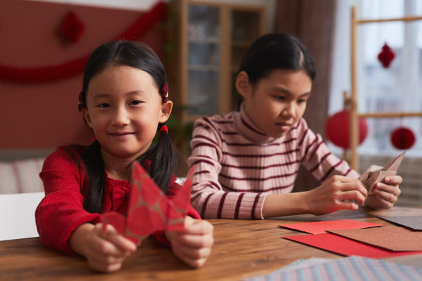 亚洲女孩做纸鹤图片下载