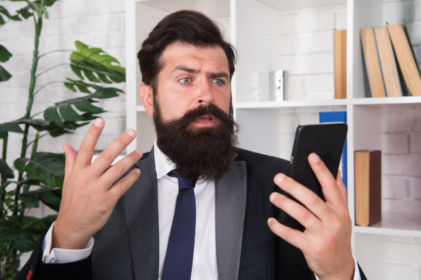 危机管理。危机的概念。与客户进行沟通。安排物资供应。商人的电话交谈。移动电话谈判。物流部门。危机的解决方案图片下载