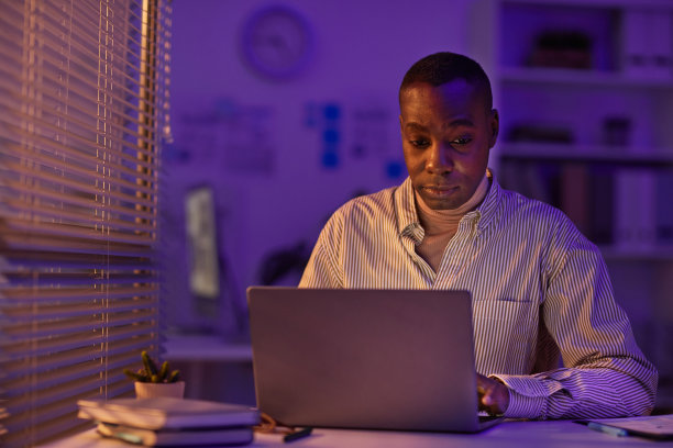 非裔美国人在晚上工作图片下载