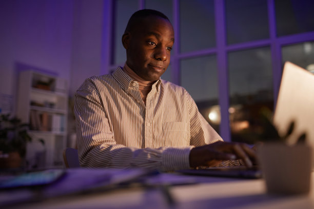 非裔美国人使用笔记本电脑图片下载