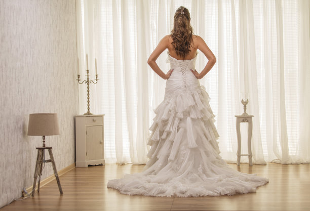 自信的年轻新娘等待她的婚礼开始图片下载