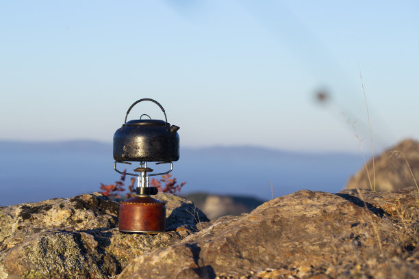 野营煤气炉和茶壶图片下载