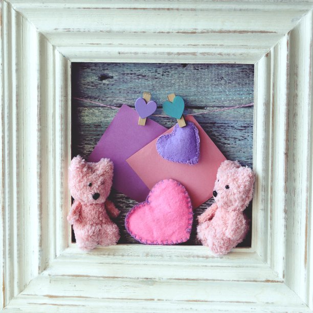 一对玩具，泰迪熊和心形装饰的相框图片下载