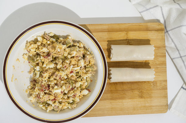 这一系列的照片，是准备意大利cannelloni的步骤，里面有塞满煮鸡蛋的油炸番茄、金枪鱼、烤红辣椒和橄榄图片下载