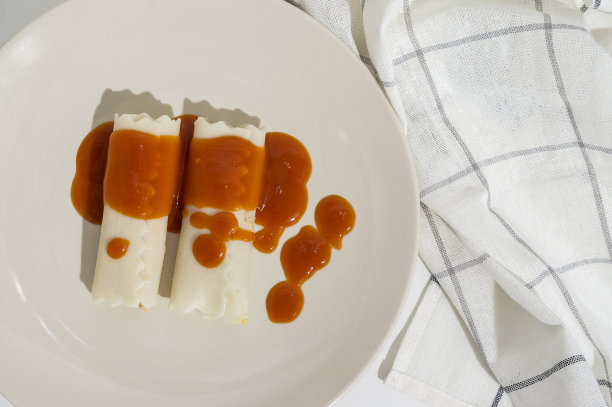 这一系列的照片，是准备意大利cannelloni的步骤，里面有塞满煮鸡蛋的油炸番茄、金枪鱼、烤红辣椒和橄榄图片下载