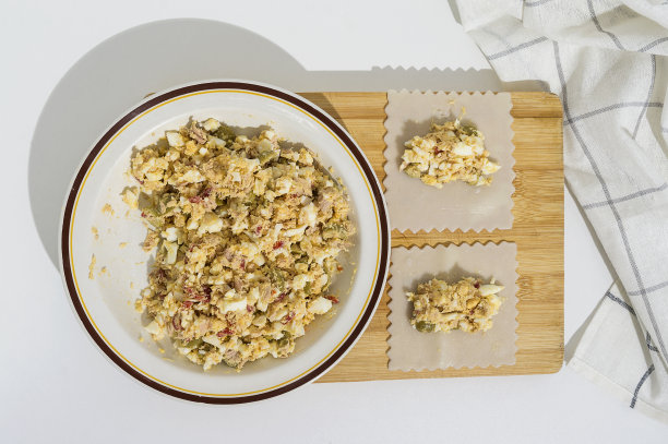 这一系列的照片，是准备意大利cannelloni的步骤，里面有塞满煮鸡蛋的油炸番茄、金枪鱼、烤红辣椒和橄榄图片下载