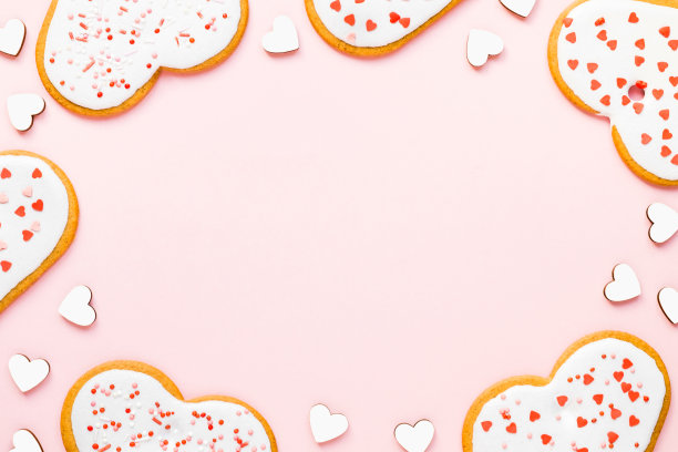 情人节自制的饼干，在粉红色的背景上洒上爱心，并留有拷贝空间。图片下载