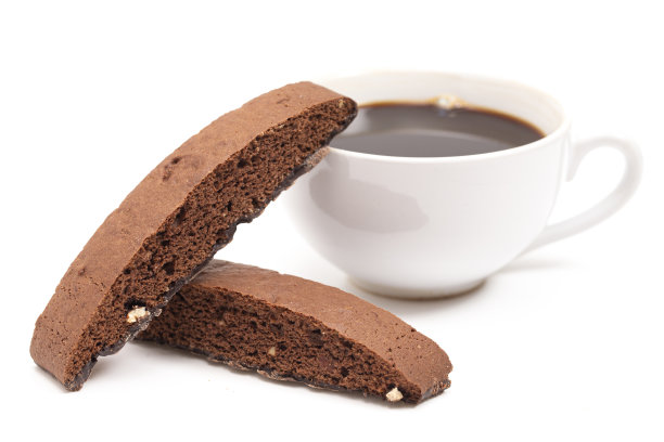 巧克力和坚果脆饼孤立在一个白色的背景图片下载