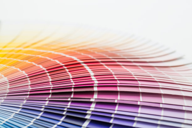 打开潘通样品颜色目录。图片下载