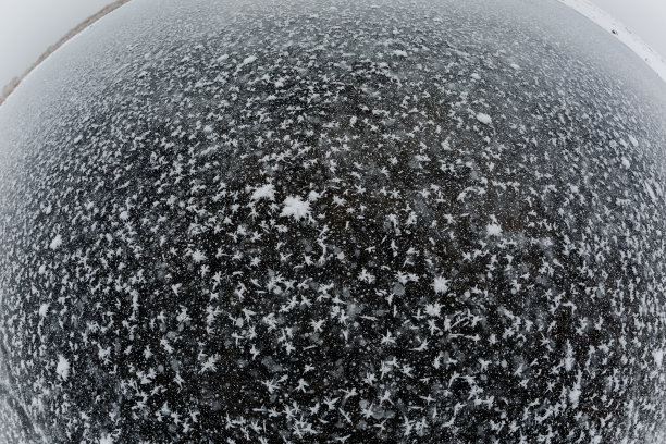 鱼眼抽象的照片冰冻的湖与大量的雪花图片下载