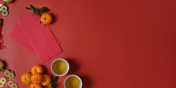 平铺配件中国新年节日装饰与橙色，红色的包和复制空间的背景。图片下载