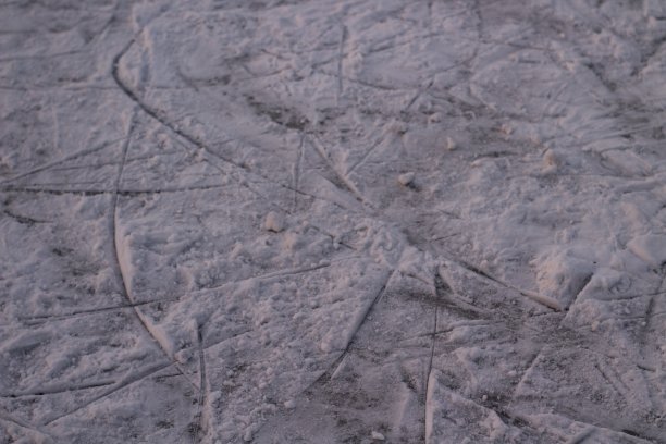 表面的冰场在雪与溜冰痕迹图片下载