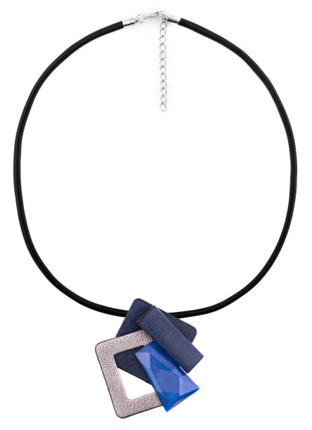 黑色纺织女人项链与抽象皮革装饰，时尚项目孤立在白色背景图片下载