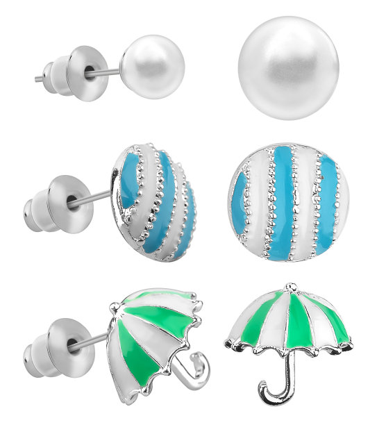 银耳环设置了各种珠宝的女性孤立在白色的背景，剪切路径包括图片下载