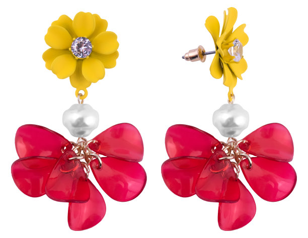 优雅的耳环与黄花和红色的玻璃首饰，为女性孤立的白色背景，剪裁路径包括图片下载