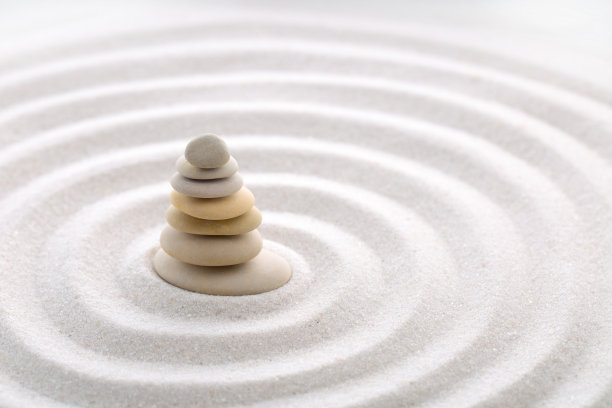 七个平衡的石头。日本禅宗花园冥想专注和放松的沙子和谐和平衡在纯粹的简单-微距镜头拍摄。图片下载