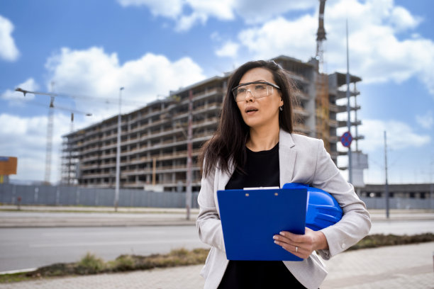 混血女商人工作在一个建筑工地作为一个建筑师股票照片图片下载