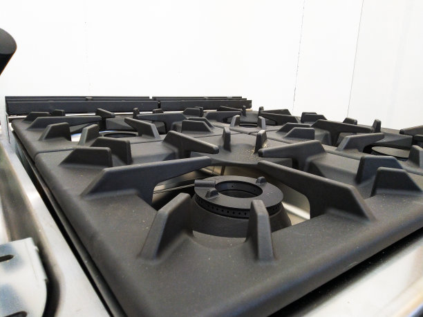 现代煤气炉，炒锅燃烧器为一个大的平底锅。双煤气烧锅。厨房的风格。现代设计图片下载