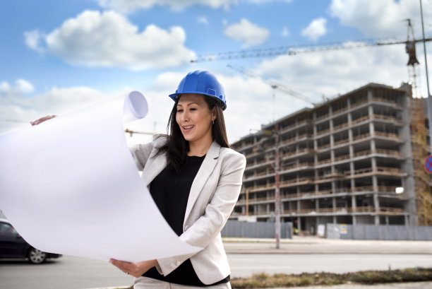 混血女商人工作在一个建筑工地作为一个建筑师股票照片图片下载