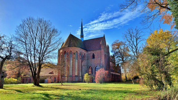 科林修道院被公园包围图片下载