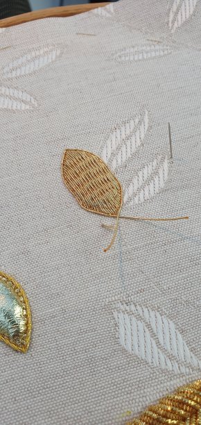 篮子编织金线叶图片下载