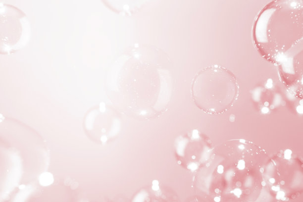 模糊透明的肥皂泡浮在粉红色的背景。美丽的粉色情人节概念。图片下载