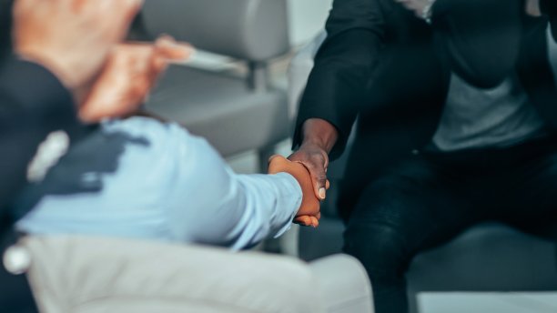 关闭了。商务人士在办公室互相问候图片下载