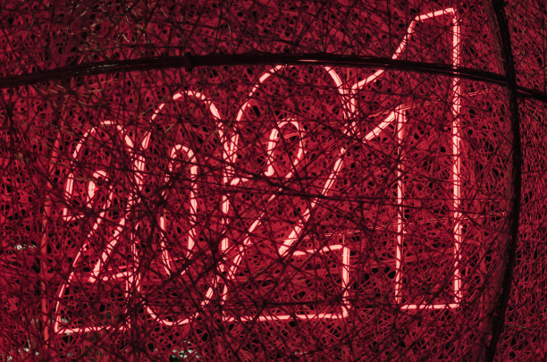 红色霓虹灯象征2021年新年图片下载