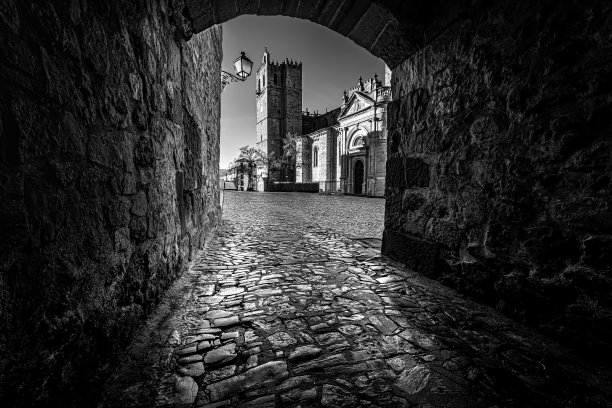 西班牙瓜达拉哈拉中世纪城市西古扎隧道尽头的亮光。黑白照片。图片下载