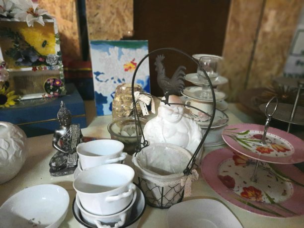 车库出售的瓷器图片下载