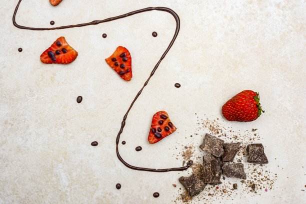 用草莓和巧克力装饰的桌子图片下载