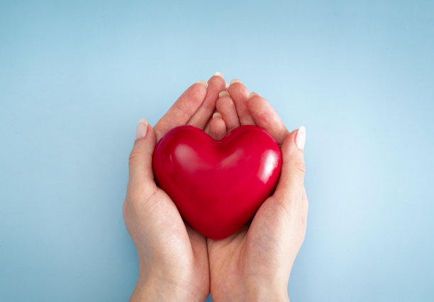 那个女人手里拿着一颗红心图片下载