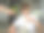 女孩在午餐的第二道菜上撒上了新鲜的香草图片下载