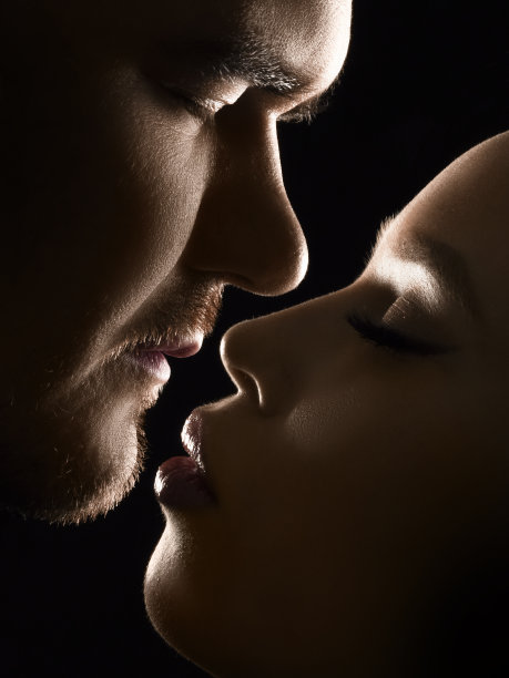 一对夫妇面对面的剪影图片下载