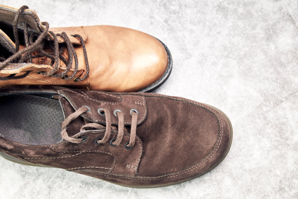 一双棕色的男女鞋。销售的概念图片下载
